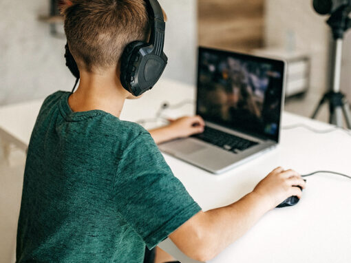 ¿Qué es el doxxing? Aprende a proteger a tu hijo en Internet