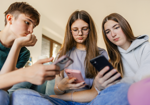 ¿Bromas o acoso? Guía para padres sobre los chats de grupo